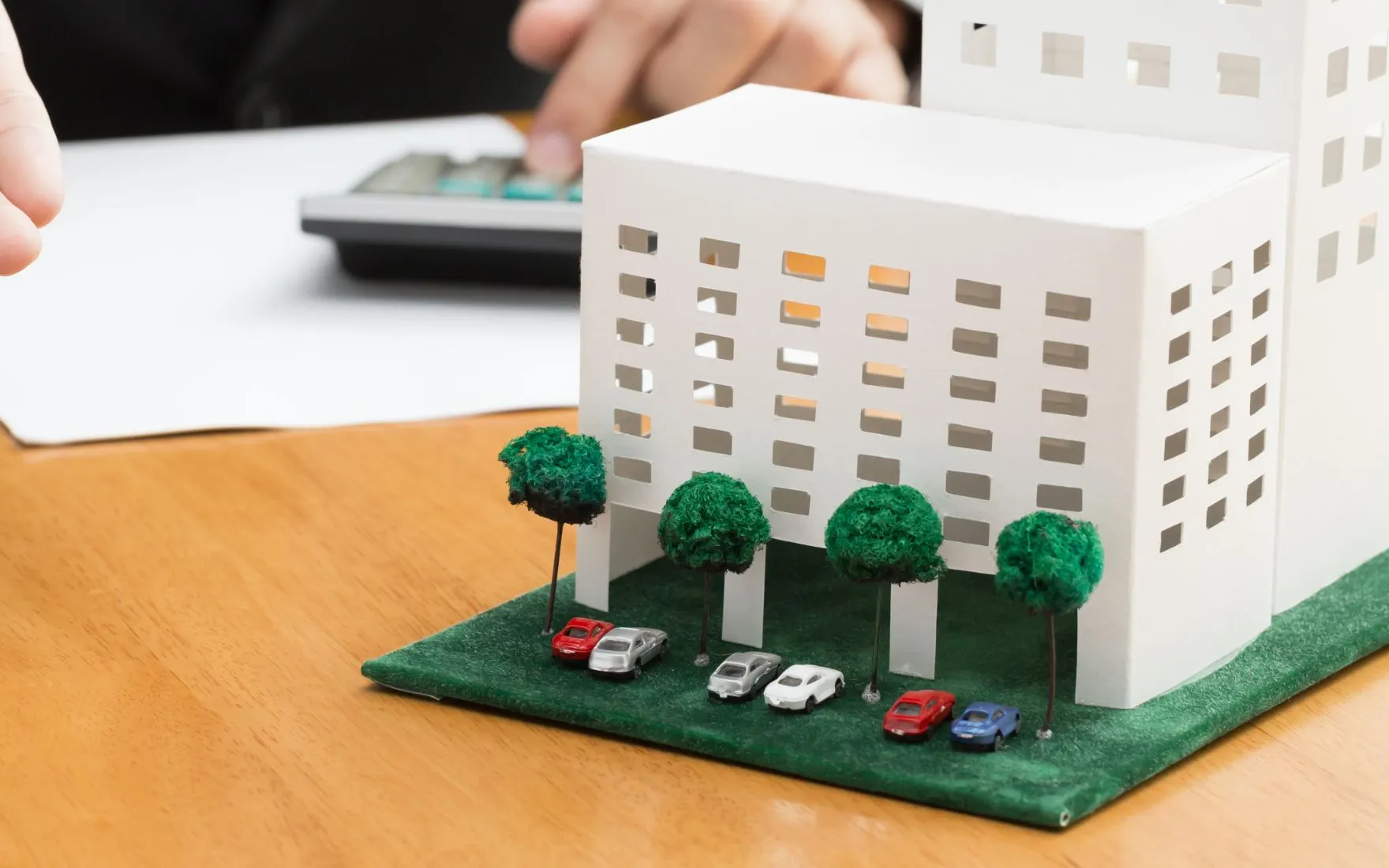 อาคารหรือบ้านที่ก่อสร้างเสร็จสมบูรณ์อย่างประณีต โครงสร้างแข็งแรง ผนังเรียบ งานระบบเป็นระเบียบ มีทีมวิศวกรตรวจคุณภาพหน้างาน สื่อถึงคุณภาพงานก่อสร้างที่ได้มาตรฐานและช่วยเพิ่มมูลค่าทรัพย์สินในระยะยาว