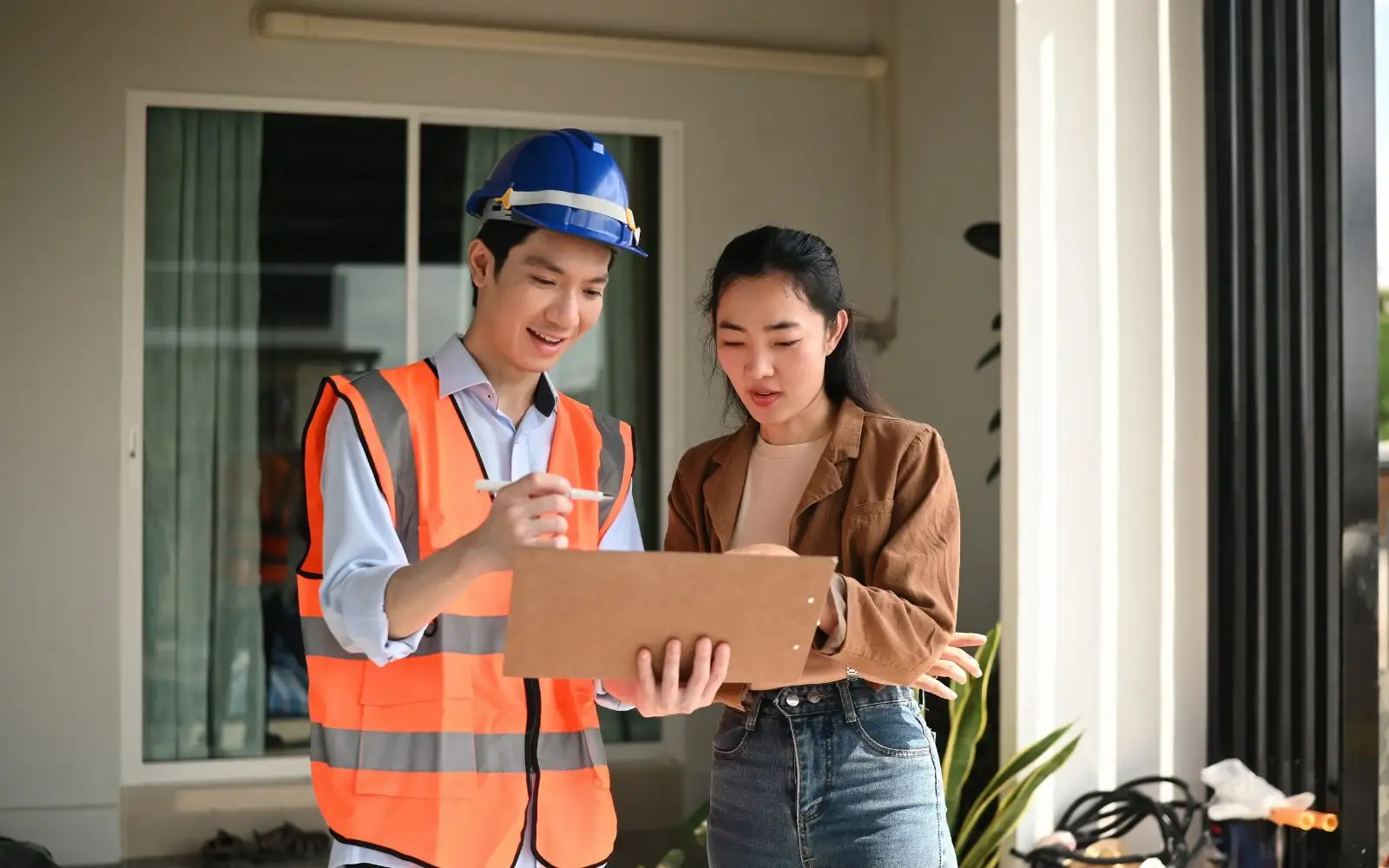 ตรวจรับบ้านใหม่ พบปัญหารอยแตกร้าว งานไม่เรียบร้อย และบันทึกรายการแก้ไขก่อนโอนบ้านกับโครงการอย่างละเอียด